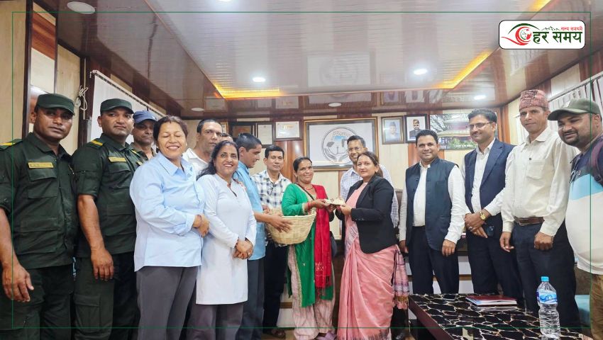 प्रहरीले काफल सडकमा पोखे, मेयरले कार्यकक्षमा बोलाएर माफी माग्दै सहयोग गरिन्