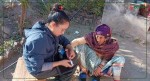 घर घरमा गएर बिरामी जाँच्दै आयुर्वेद तथा वैकल्पिक चिकित्सालयका स्वास्थ्यकर्मी