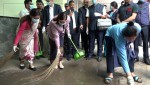 वीर अस्पतालमा कुचो लगाउँदै स्वास्थ्य मन्त्री निशा मेहता