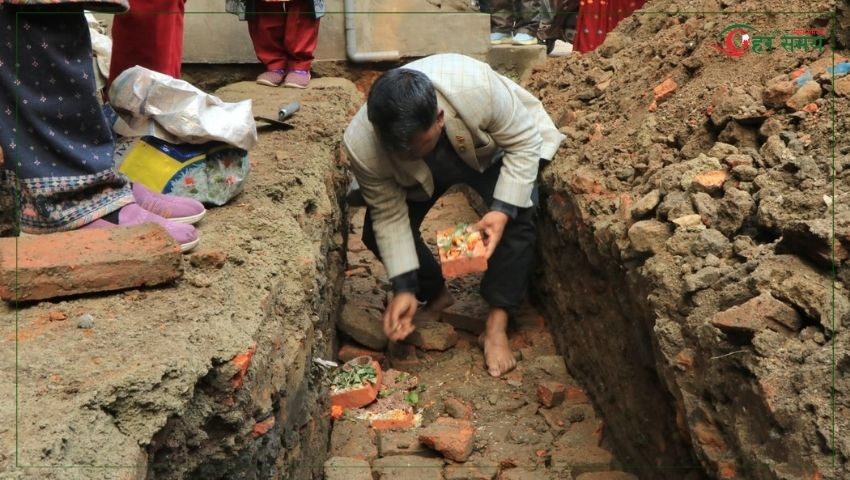 प्राचीनता र जनविश्वासलाई पुनर्जीवन दिँदै १५१ वर्ष पुरानो ‘ढोका छेँ’ पुननिर्माण सुरु