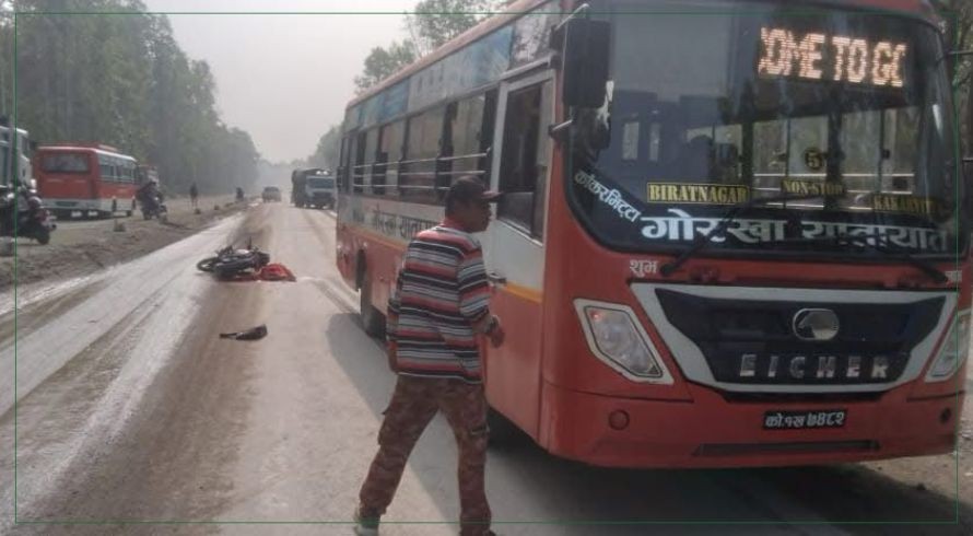 इटहरीका बसले मोटरसाइकललाई ठक्कर दिँदा दिदीको मृत्यु, भाइ गम्भीर घाइते 