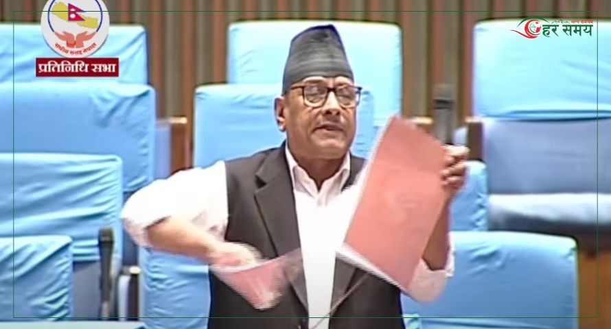 सांसद थापाले च्याते संसदभित्रै बजेट किताब