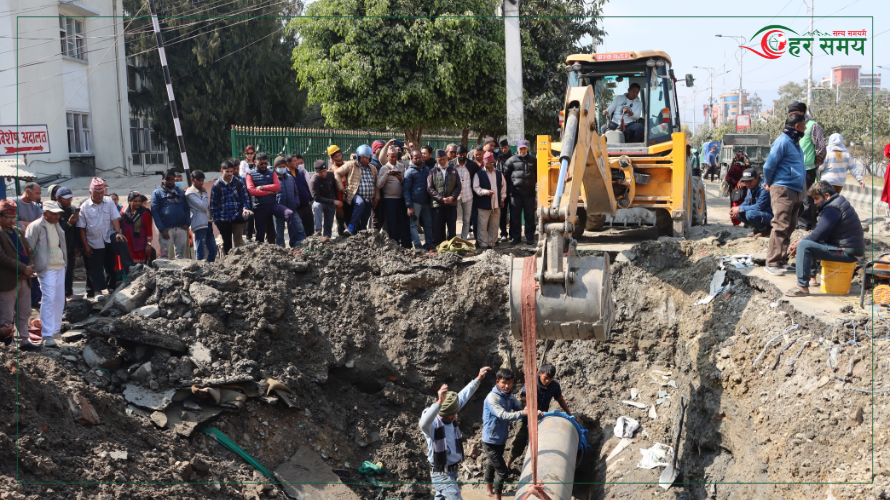 बबरमहलमा फुटेको खानेपानीको पाइप मर्मत