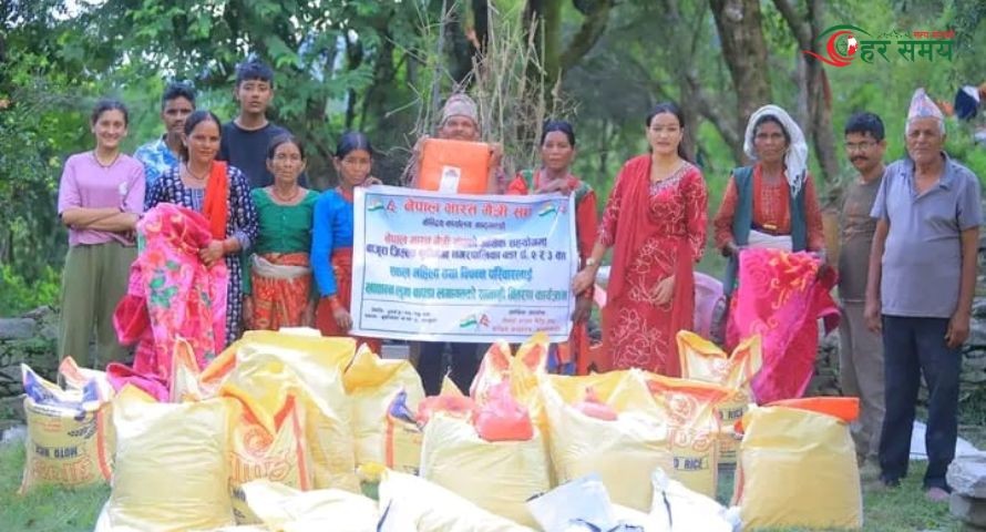 बाजुराको बुढीगङ्गाका गरिब तथा विपन्न घरपरिवारलाई खाद्यान्न वितरण