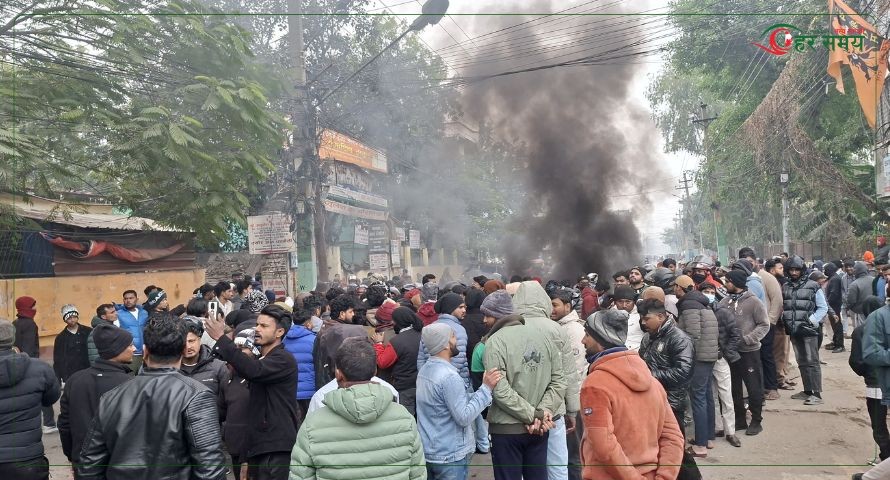 मस्जिद तोडफोडपछि वीरगन्जमा उग्र प्रदर्शन, पाँच राउन्ड अश्रु ग्यास प्रहार