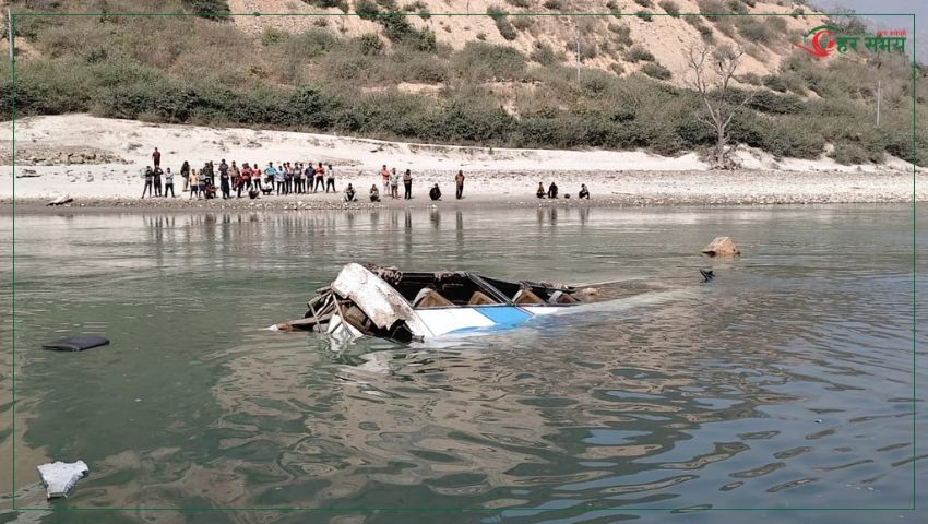 रामेछाप बस दुर्घटना: मृतक १२ मध्ये सात जनाको पहिचान खुल्यो