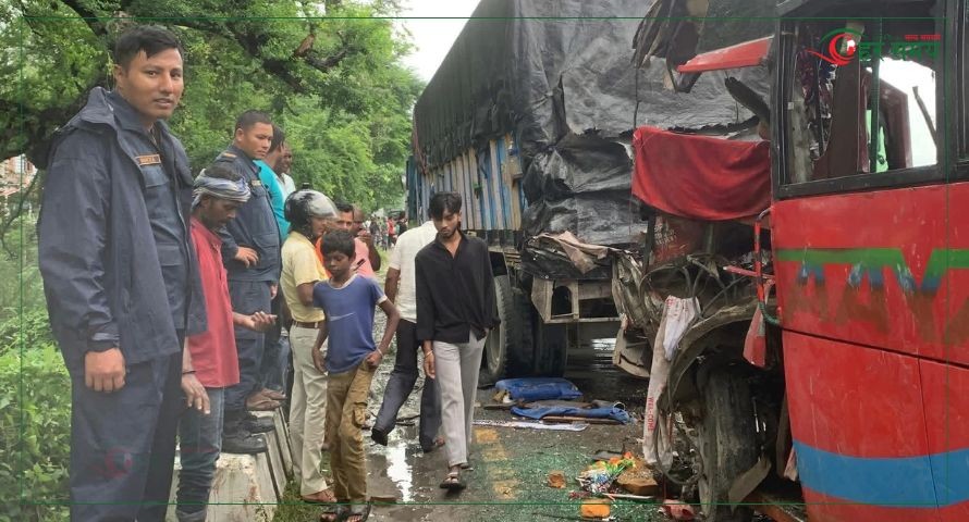 लौकहीमा यात्रु बस र ट्रक ठोक्किँदा २ को मृत्यु, २२ बढी घाइते