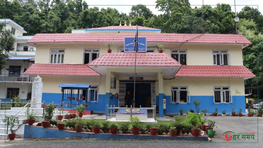 अदालतको फैसला छल्दै लुकेका नविन तामाङ आफ्नै घरबाट पक्राउ