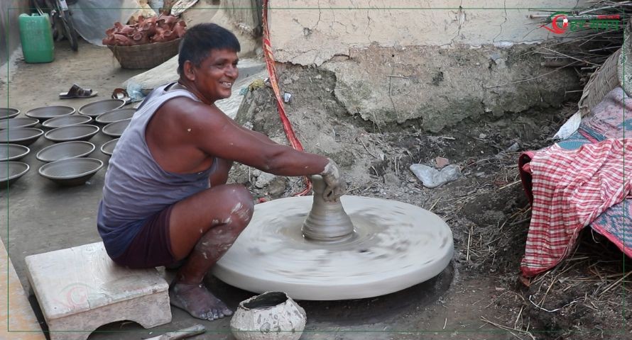 तिहार नजिकिँदै गर्दा कुम्हाल समुदाय दियो बनाउन व्यस्त