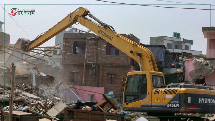 गैरीगाउँको सुकुम्बासी बस्तीको पक्की घरमा सरकारको डोजर 