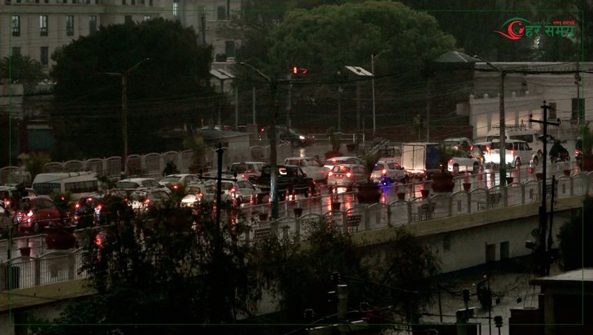 वर्षाले काठमाडौँमा ट्राफिक जाम बढ्यो, सुरक्षित यात्रा गर्न आग्रह