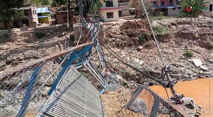 सुनकोशीको बाढीले क्षति पु-याएको झोलुङ्गे पुल आउने वर्षा अगाडि नै बन्ने