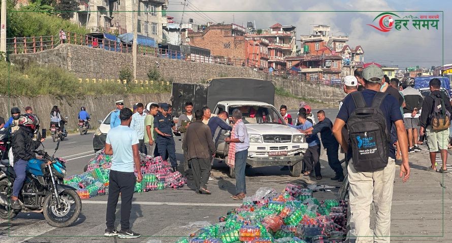 कलंकी नजिकै कोल्डड्रिंक्स बोकेको पिकप भ्यान दुर्घटना