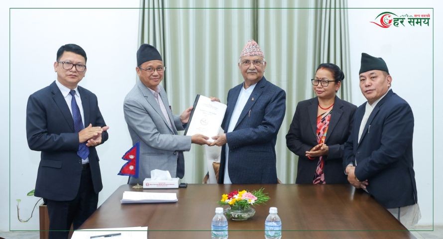 प्रधानमन्त्रीसमक्ष काठमाडौँ-तराई/मधेस द्रुतमार्ग सुरु डुुकुछापमा सार्न आयोगको सुुझाव प्रतिवेदन हस्तान्तरण