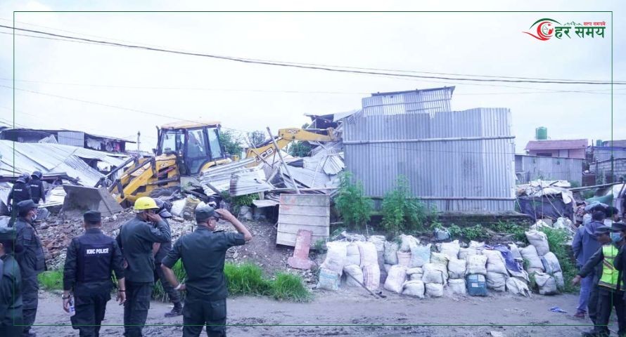 काठमाडौंको मनोहरा किनारमा रहेको सुकुम्वासी बस्तीमा चल्यो डोजर
