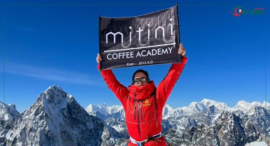 सगरमाथाको शिखरमा नेपाली कफी चिनाउने महिला : ‘जसको सपना हिमाल भन्दा अग्लो थियो’ (भिडियोसहित)