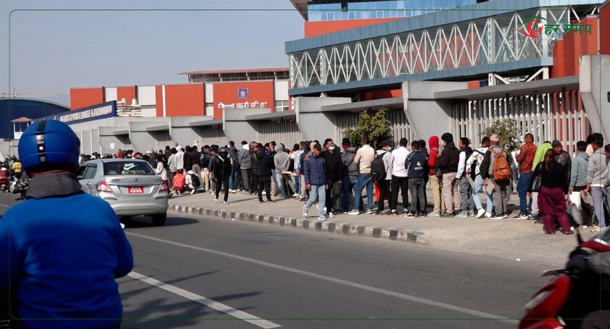 म्यादी प्रहरीमा आवेदन दिने युवाको भीड