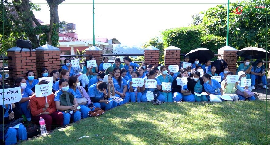 ‘हामी नर्स हौँ, मेसिन होइनौ’ भन्दै नर्सहरु आन्दोलनमा