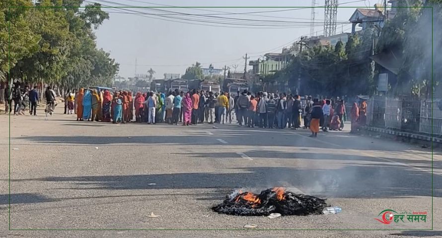 चन्द्रपुर सवारी दुर्घटना : मृतकका परिवारले टायर बालेर गरे प्रदर्शन