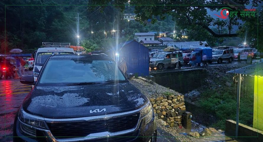 बागमती प्रदेश राजधानी नजिक पहिरोले सडक अवरुद्ध, हजारौँ यात्रु अलपत्र