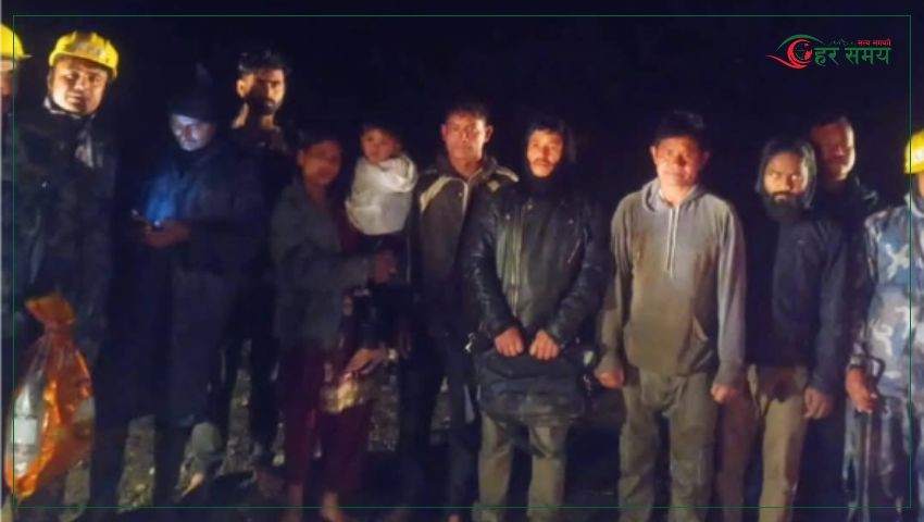 रोशी खोलाको बाढीले बगाएर बिपी मार्गमा काम गर्ने एक मजदुरको मृत्यु, ७ जनाको उद्धार