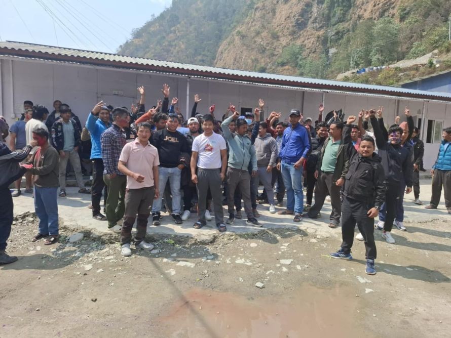 तामाकोशी पाँचौंमा तनाव : कामकाज ठप्प पार्दै चरणबद्ध आन्दोलनमा उत्रिए श्रमिकहरू