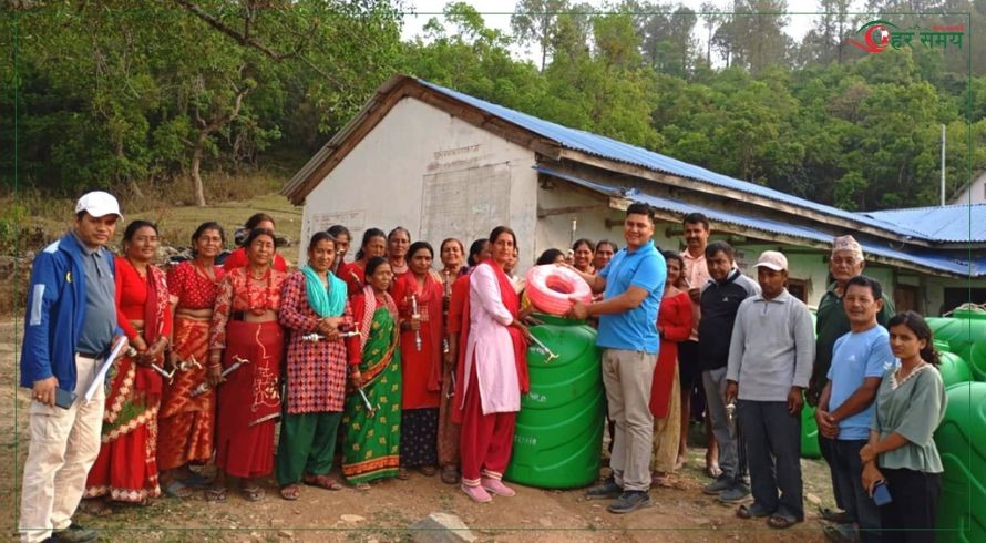 महिला किसानलाई पानी सङ्कलन गर्ने ट्याङ्की र सिँचाइ पाइप (भिडियोसहित)