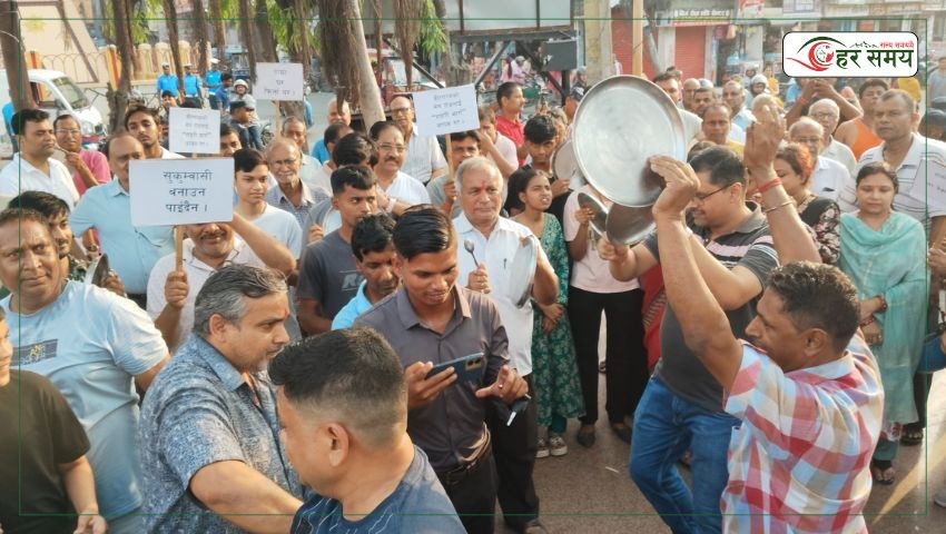 वीरगन्ज मेन रोडलाई सहरी मार्ग कायम गर्न माग गर्दै थाल ढटाएर विरोध प्रदर्शन
