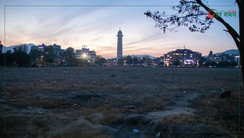 सैनिक मञ्चको दक्षिण चौरमा २ करोड ७० लाखको खर्च गरेर वरमुढा ग्रास रोपिँदै