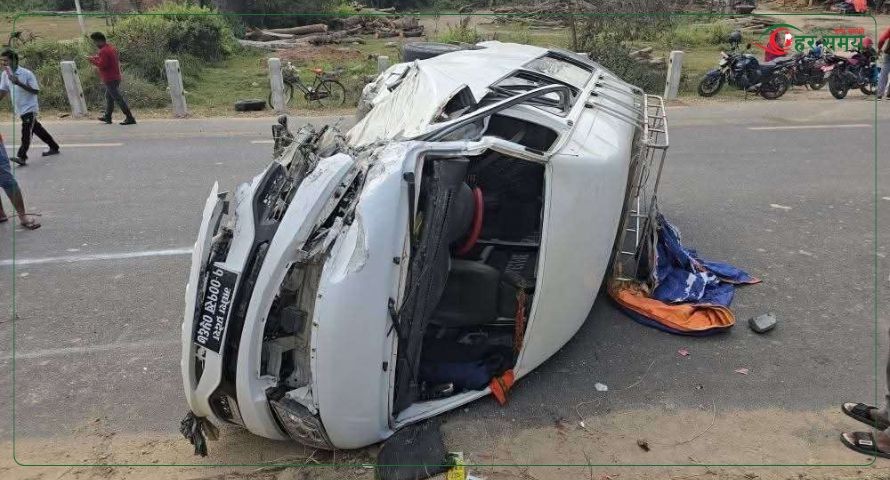 सिरहामा कार, हाइस, मोटरसाइकल  र विङर एकआपसमा ठोक्किदा १० जना घाइते 