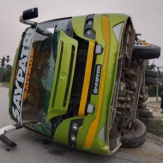 काठमाडौंबाट काँकडभिट्टा जाँदै गरेको यात्रुबाहक बस दुर्घटना