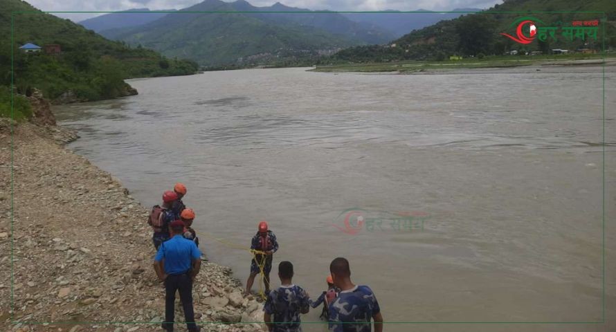 तामाकोशीमा नुहाउने क्रममा बगेर वृद्ध बेपत्ता, खोजी जारी
