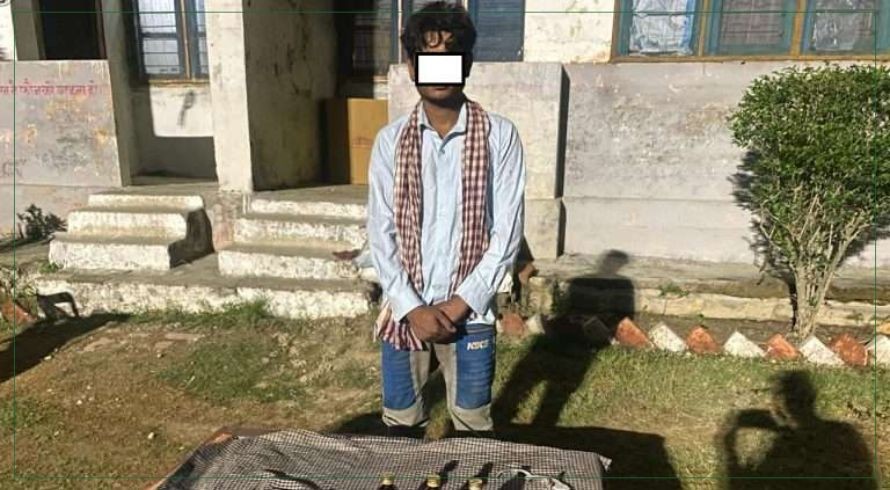 पेस्तोल सहित भारतीय पक्राउ 