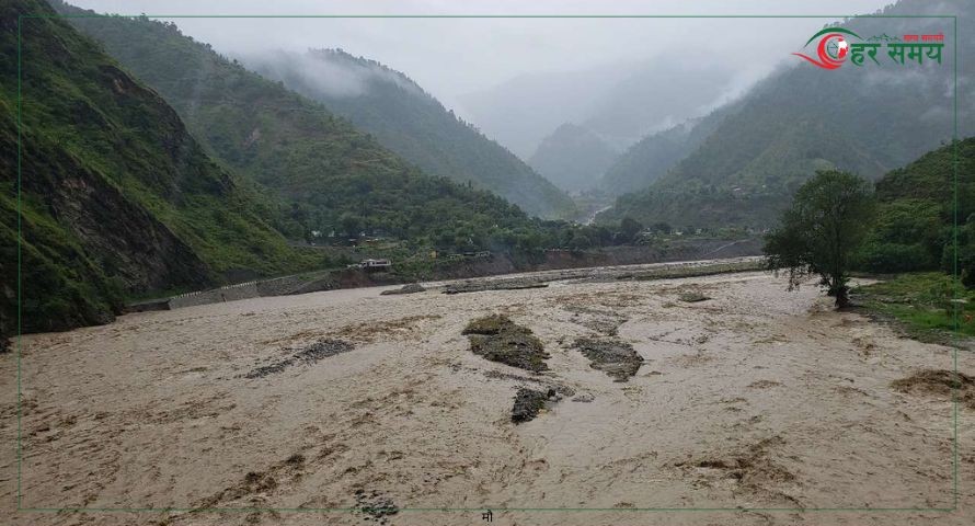 रोशी खोलाले बिपी राजमार्ग बगाएपछि आवागमन ठप्प, बनाउन कम्तीमा एक हप्ता लाग्ने
