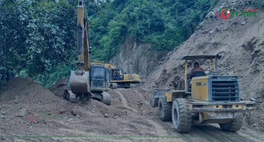 धादिङको थाक्रेमा पहिरो : पृथ्वी राजमार्ग दुईतर्फी अवरुद्ध