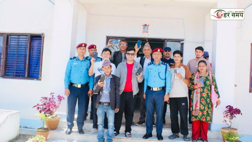 सिन्धुपाल्चोक प्रहरीले फेला पार्‍यो हराएका ९ मोबाइल, सम्बन्धित धनीलाई बुझायो