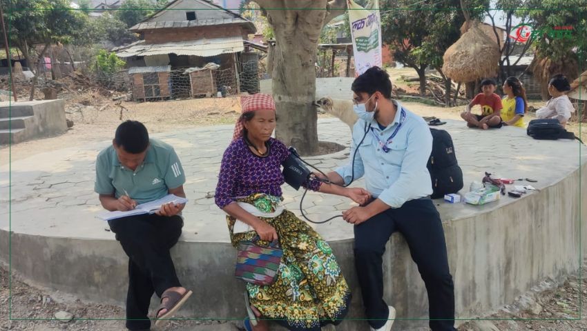 औषधिको पोको लिएर बिरामीको घरघर पुग्ने डाक्टर 