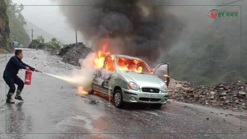 तुइन खोलामा ढुङ्गा खसेर गाडीमा आगलागी