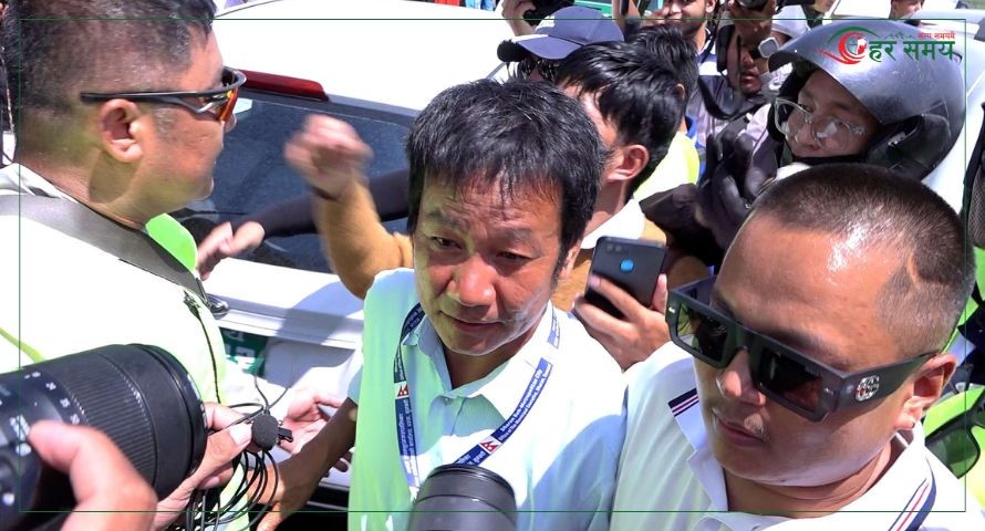 काठमाडौं आएका हर्क साम्पाङलाई समर्थकले घेरे 