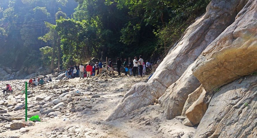 इलाम राजदूवालीमा ‘अद्भूत घटना’ : ‘शिला’ हेर्नकै लागि मानिसहरू ओइरिए