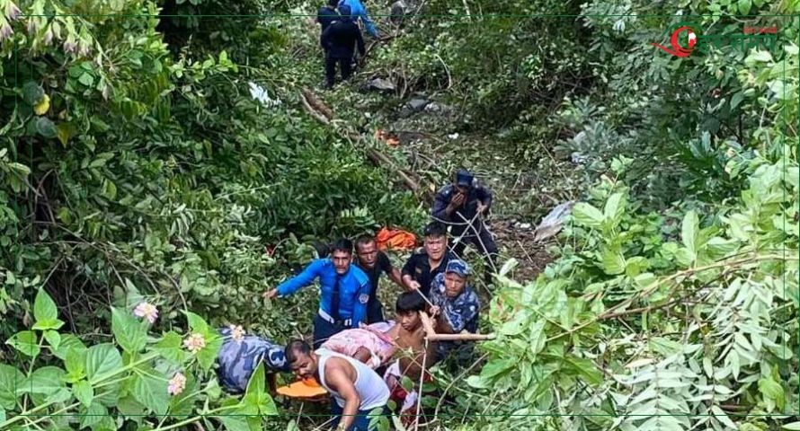 हलेसीबाट फर्किँदै गरेको गाडी दुर्घटना: एकको मृत्यु, १८ जना घाइते (नामसहित)