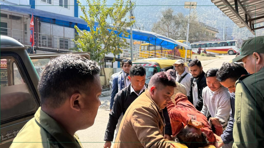 गोरखामा माइक्रोबस दुर्घटना हुँदा एक जनाको मृत्यु, १४ जना घाइते