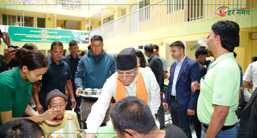 सीतालाई सम्झदैं मानव सेवा आश्रम पुगे प्रचण्ड