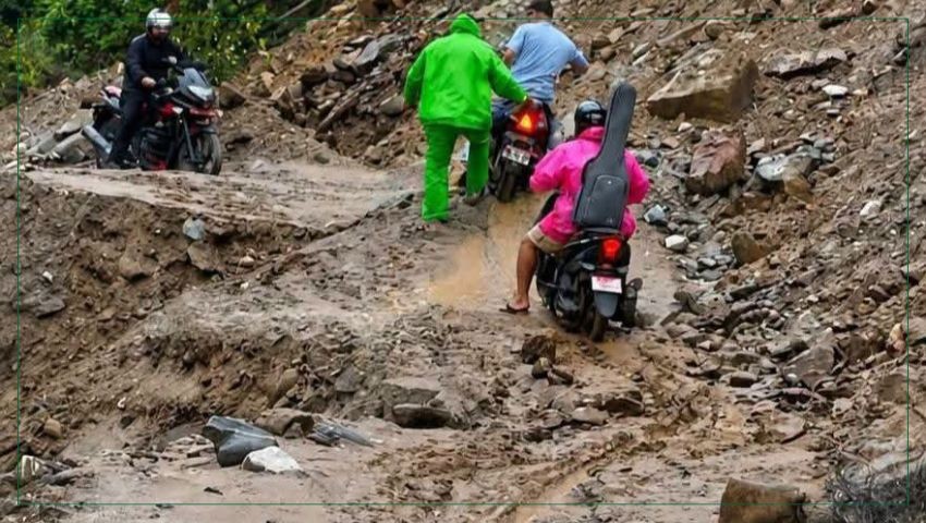 मेची राजमार्गको माइखोला खण्डमा सडक भासियोः चार जिल्लाको आवागमन ठप्प