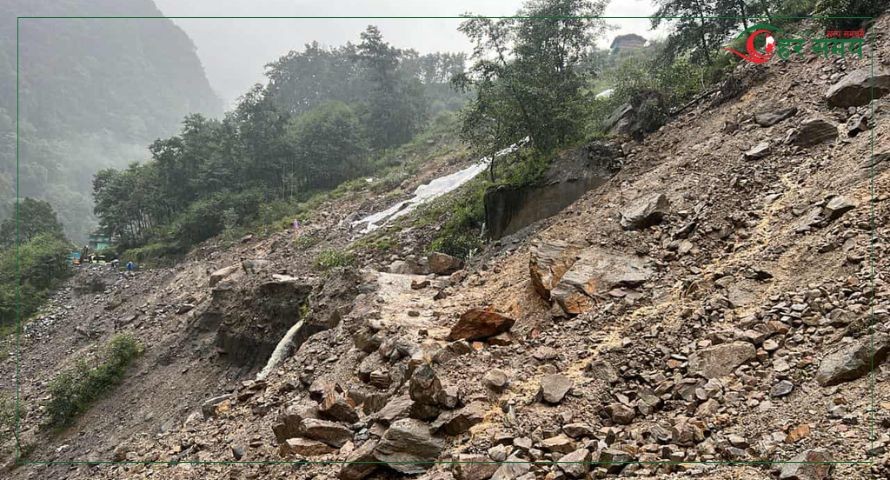 तातोपानी नाका अवरुद्ध हुँदा दशैंका सामान बोकेका कन्टेनर बाटोमै अलपत्र