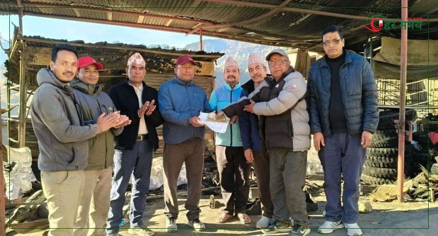 आगलागी पीडित थापालाई उद्योग वाणिज्य संघ बाजुराद्वारा आर्थिक सहयोग