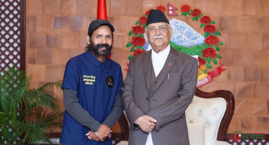 सुर्खेतबाट खाली खुट्टा हिँडेर आएका बोहोराले प्रधानमन्त्रीलाई भेटे