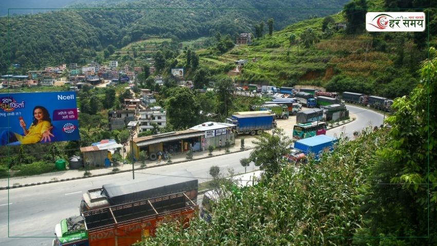 पृथ्वी राजमार्गमा यातायात ठप्प, सड्कमा थुप्रिएको लेदो हटाउने काम जारी
