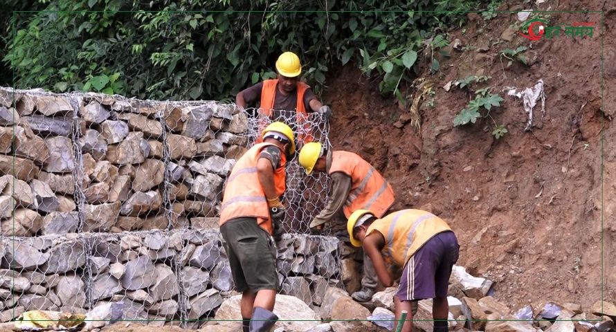 भीषण पहिरो गएको झ्याप्ले खोला क्षेत्रमा पुनर्निर्माण धमाधम