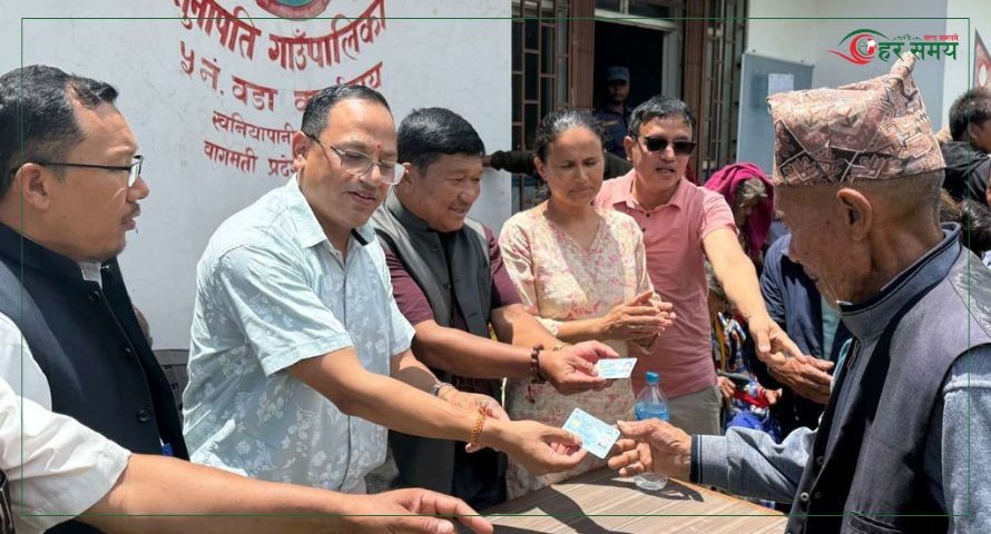 गाउँ–गाउँमै पुगेर राष्ट्रिय परिचयपत्र वितरण सुरु, रामेछापका नागरिकलाई सहजता